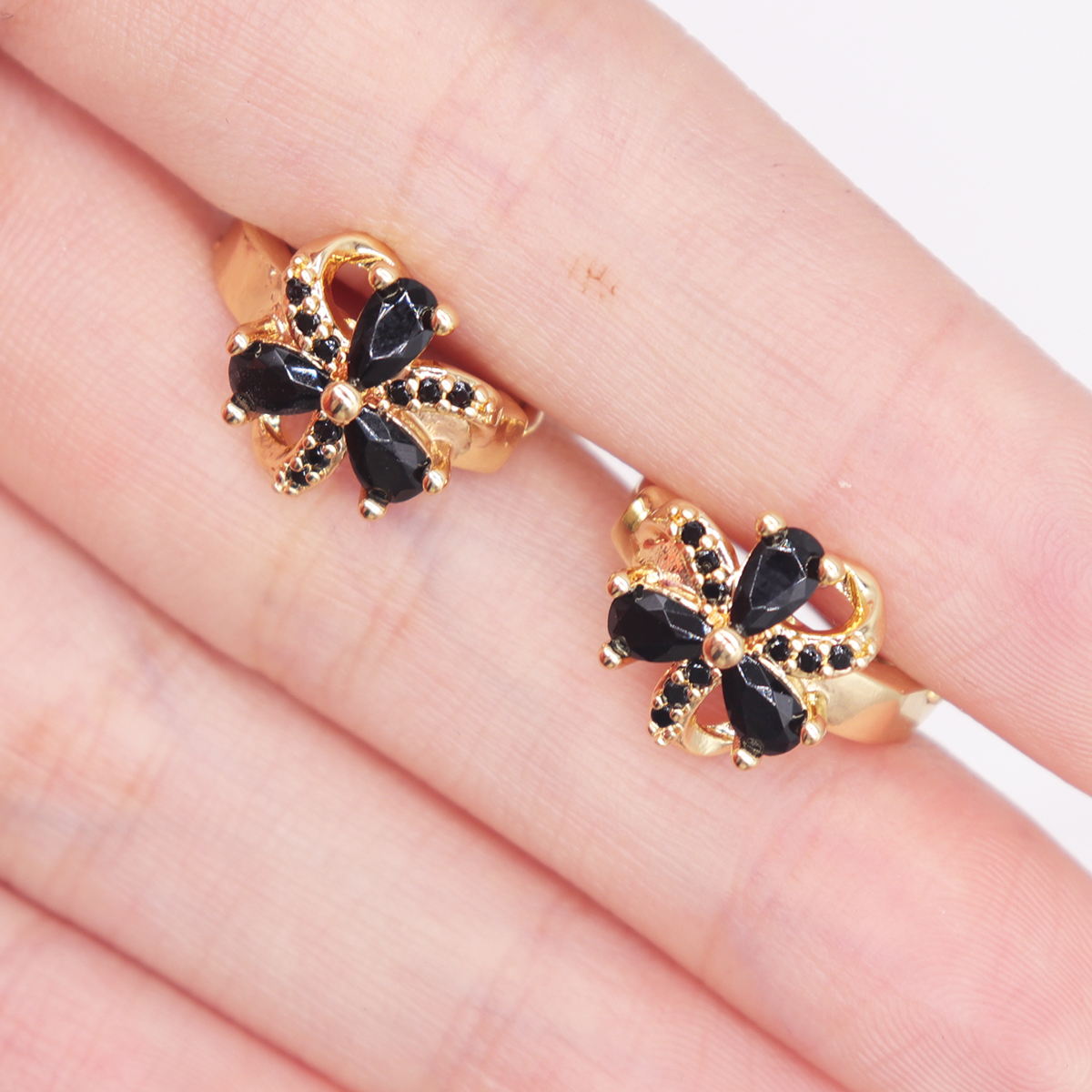 1 Pair Simple Style Shiny Geometric Plating Inlay Alloy Rhinestones Zircon Gold Plated Earrings display picture 4