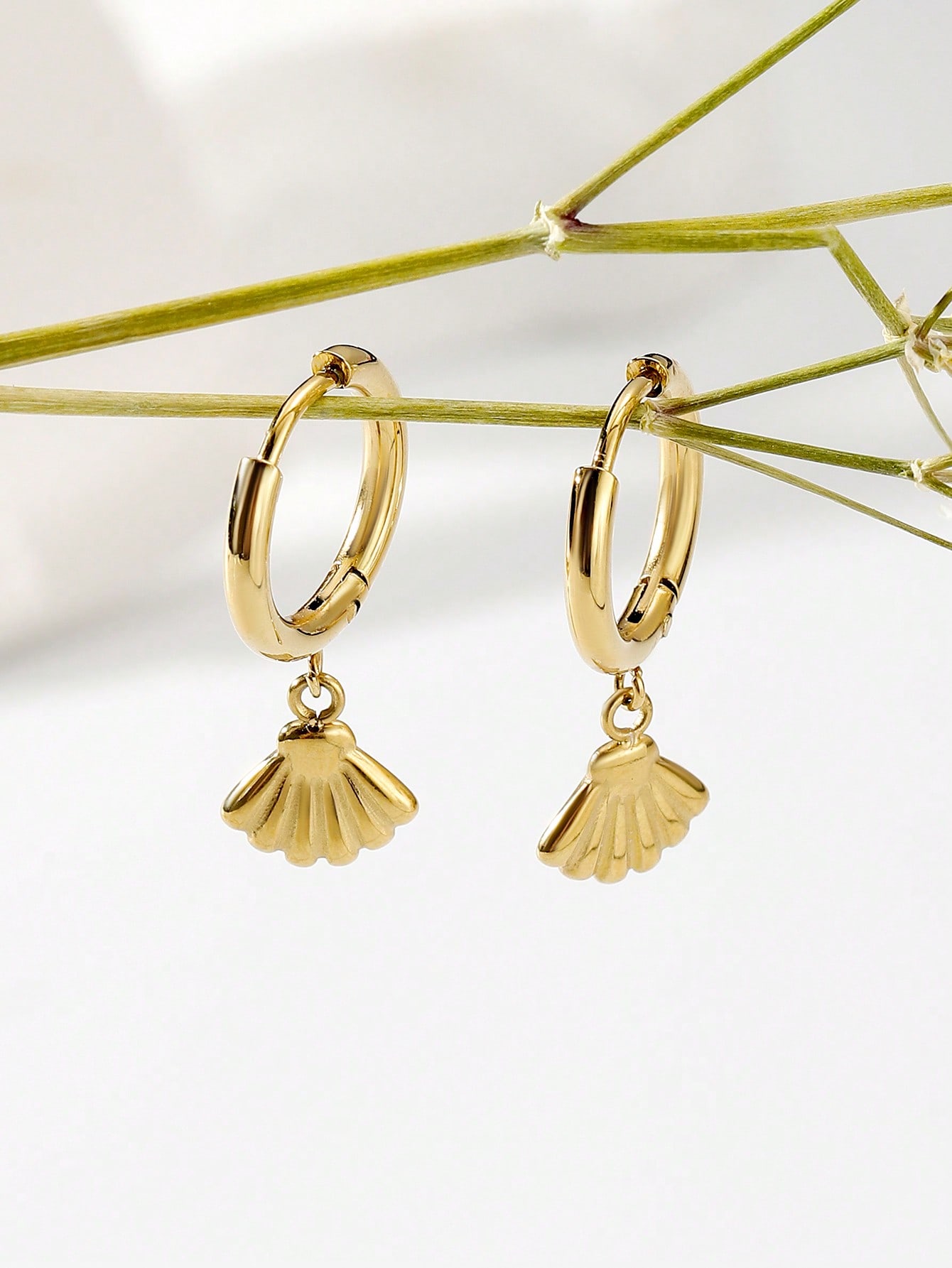 1 Pair Simple Style Shell 304 Stainless Steel 14K Gold Plated Drop Earrings display picture 1