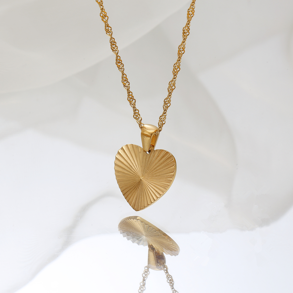 Edelstahl 304 18 Karat Vergoldet IG-Stil Süss Überzug Carving Herzform Halskette Mit Anhänger display picture 1