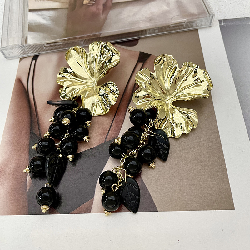 1 Pair Vintage Style Flower Alloy Drop Earrings display picture 4