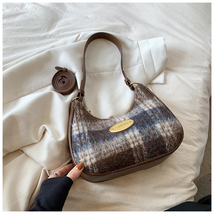 Women's Woolen Plaid Basic Vintage Style Sewing Thread Dumpling Shape Zipper Shoulder Bag Underarm Bag display picture 11