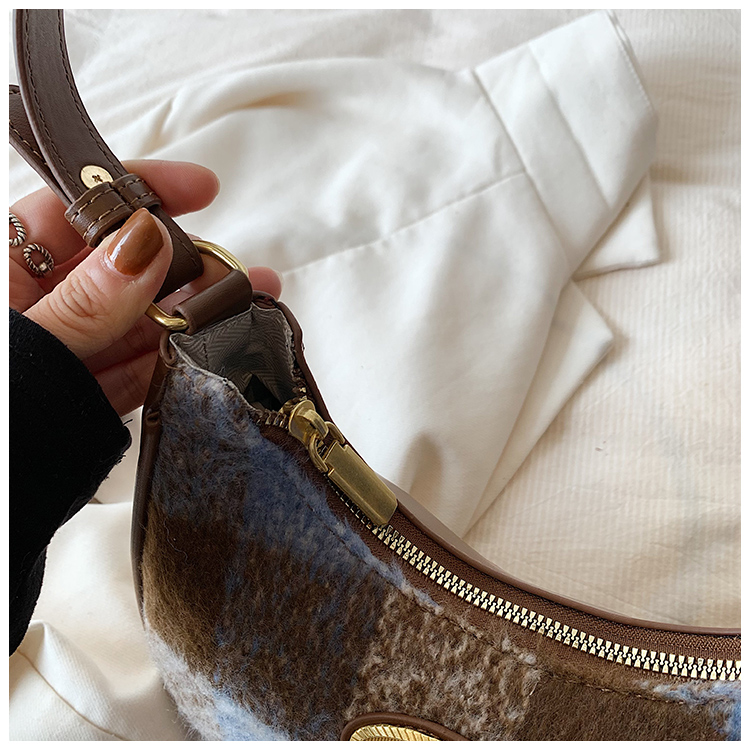 Women's Woolen Plaid Basic Vintage Style Sewing Thread Dumpling Shape Zipper Shoulder Bag Underarm Bag display picture 6