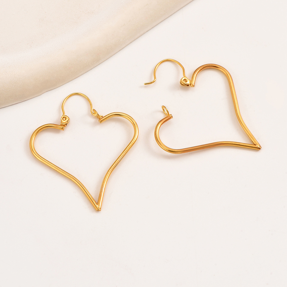 1 Pair Sweet Simple Style Solid Color Twist 201 Stainless Steel 18K Gold Plated Earrings display picture 1