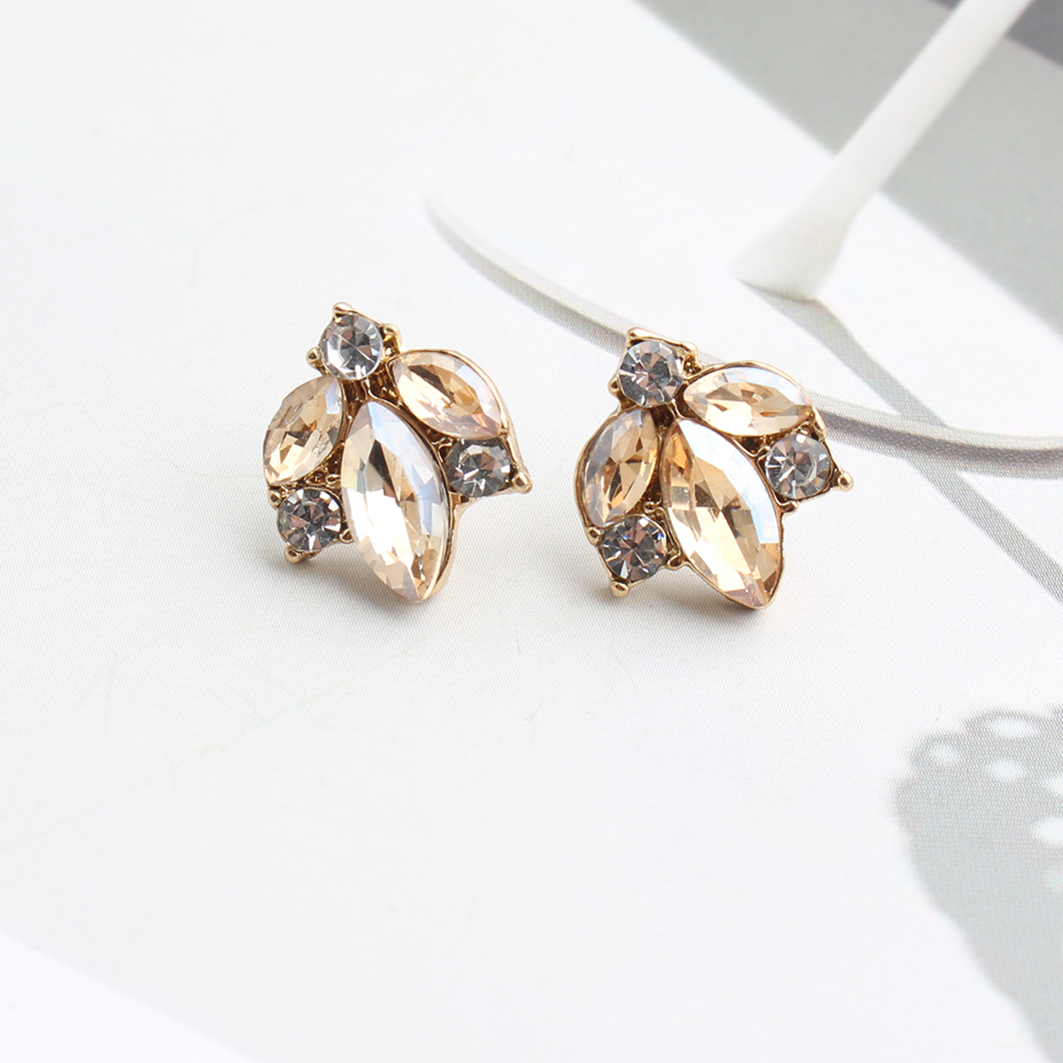 1 Pair Elegant Leaves Plating Inlay Alloy Crystal Rhinestones Gold Plated Ear Studs display picture 3