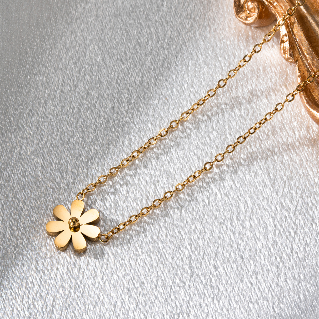 Stainless Steel 18K Gold Plated Simple Style Plating Daisy Pendant Necklace display picture 3