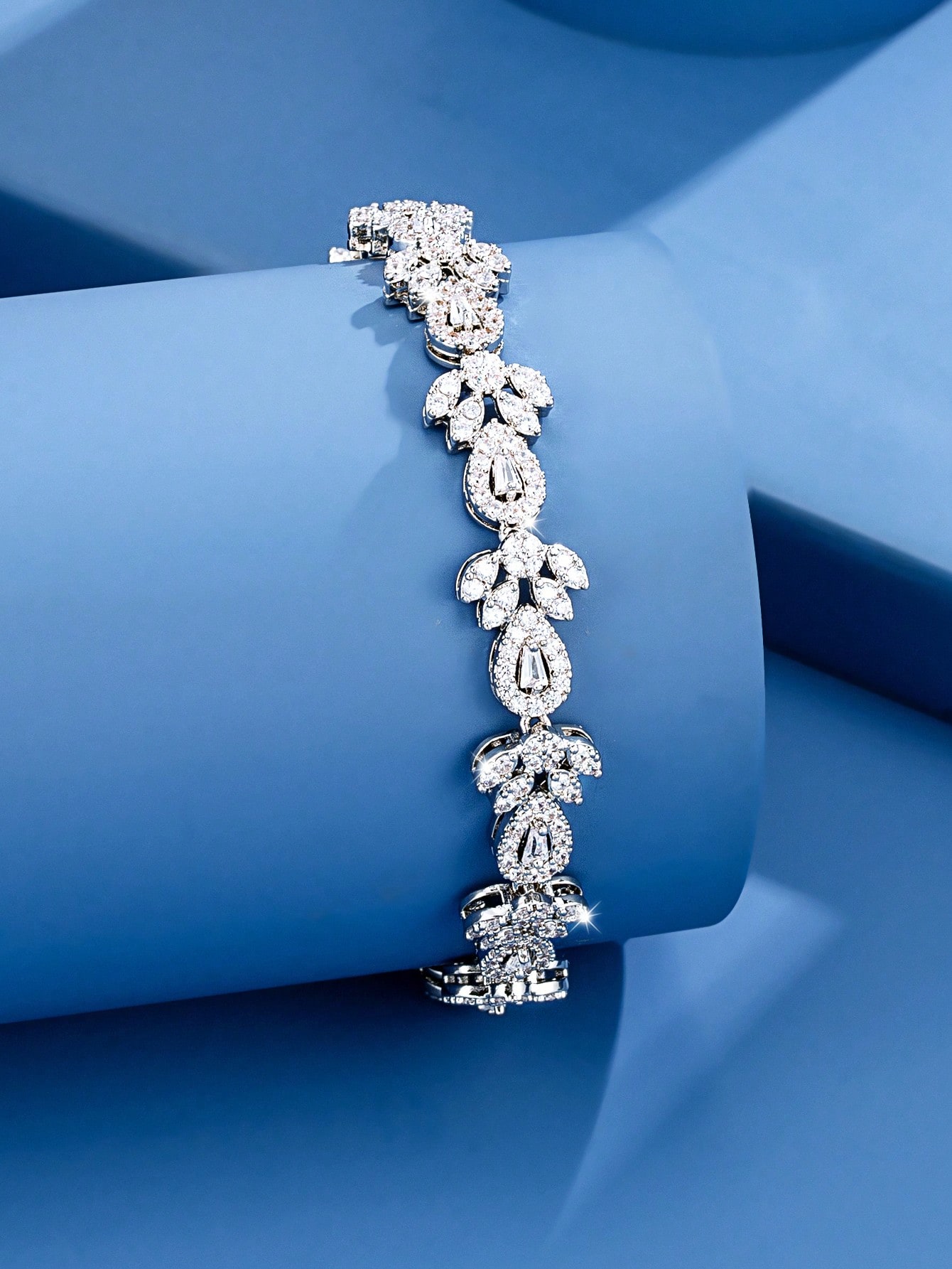 Glam Luxurious Maple Leaf Snowflake Brass White Gold Plated Zircon Bracelets In Bulk display picture 1