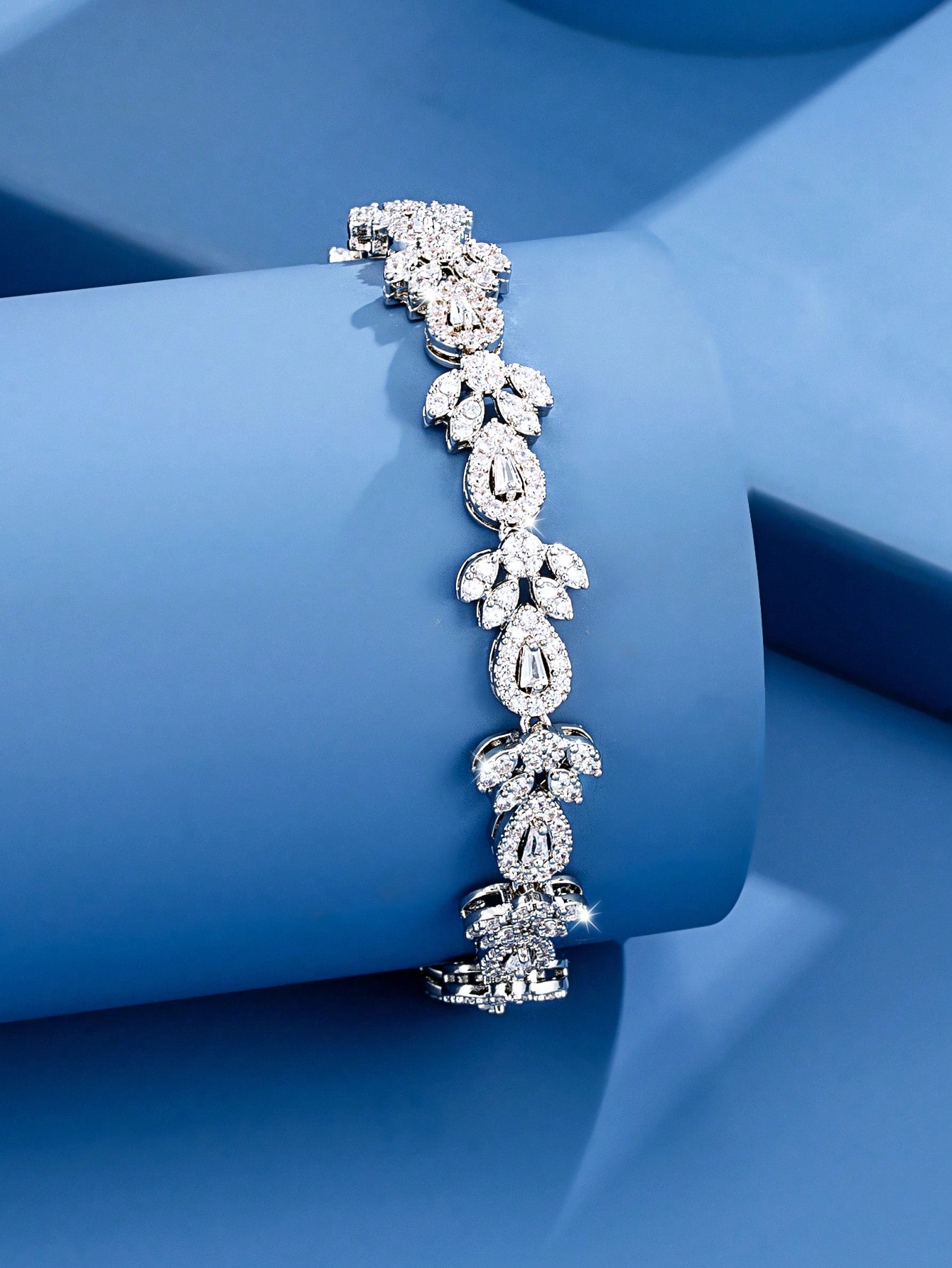 Glam Luxurious Maple Leaf Snowflake Brass White Gold Plated Zircon Bracelets In Bulk display picture 2
