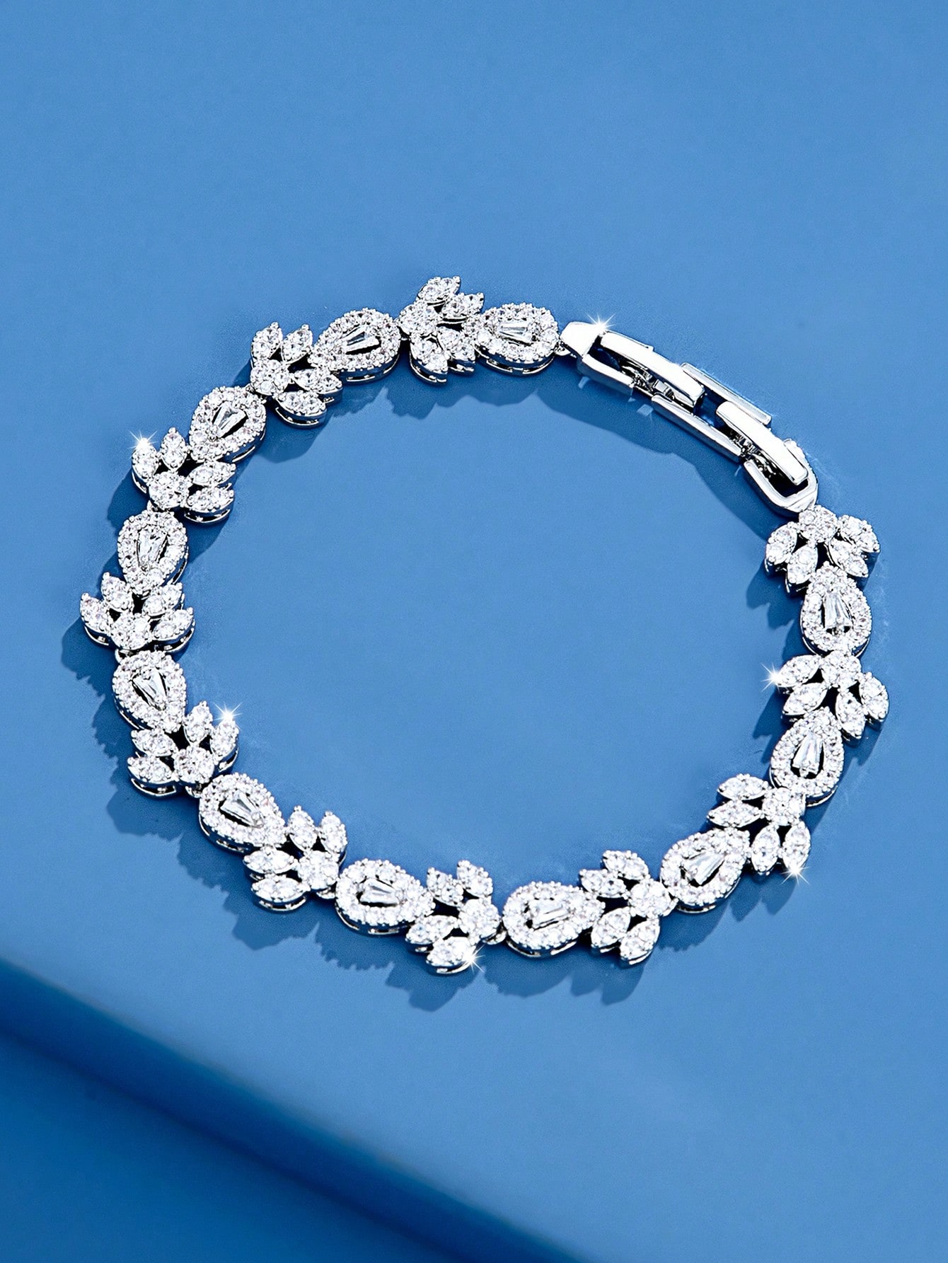 Glam Luxurious Maple Leaf Snowflake Brass White Gold Plated Zircon Bracelets In Bulk display picture 3