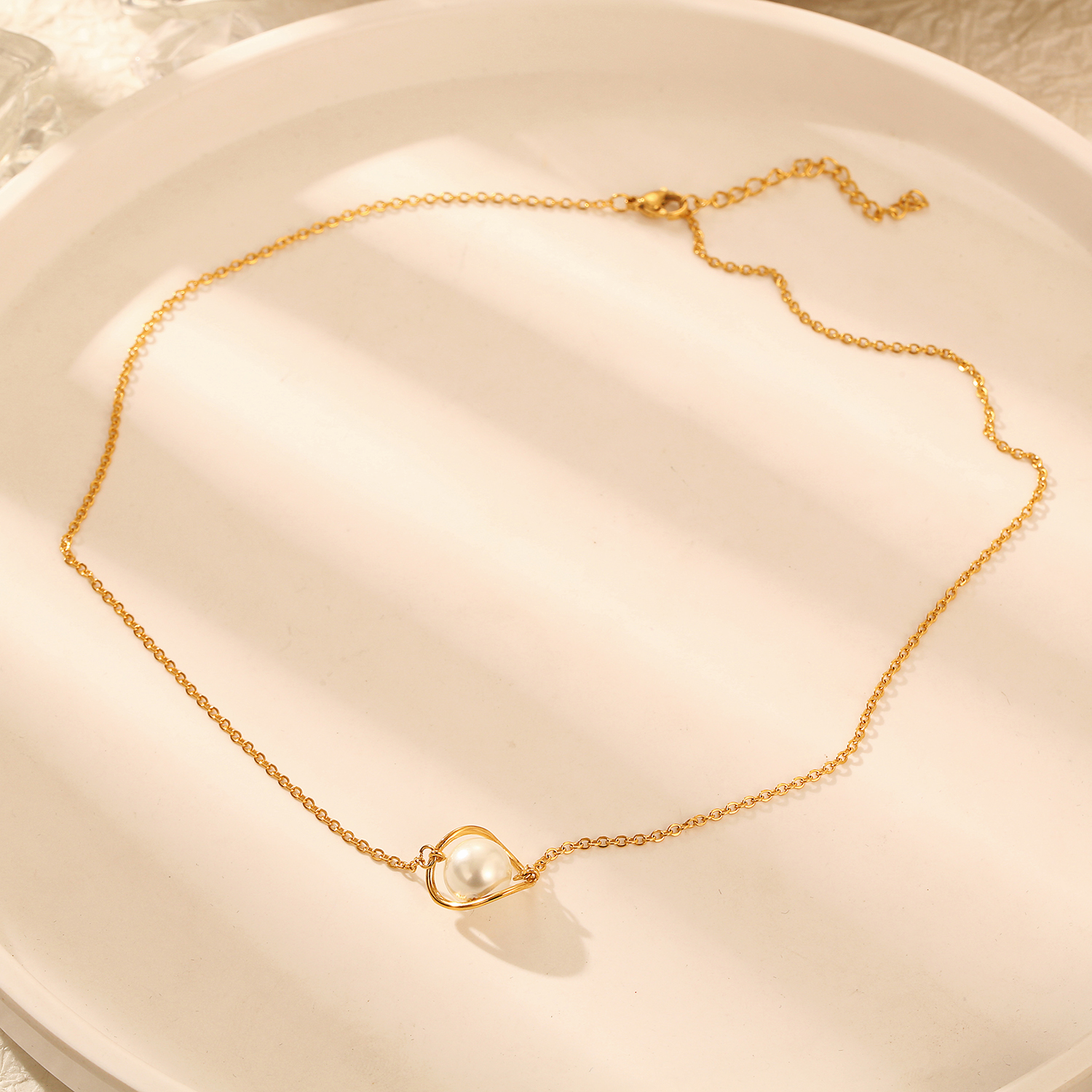 304 Stainless Steel 18K Gold Plated Elegant Simple Style Plating Inlay Round Artificial Pearls Pendant Necklace display picture 1