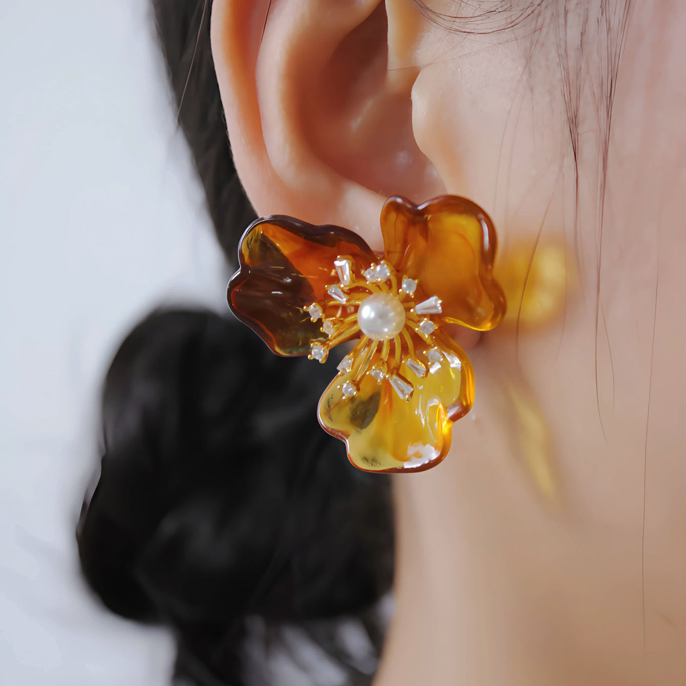 1 Pair Elegant Retro Flower Plating Inlay Imitation Pearl Resin Copper Zircon 18k Gold Plated Ear Studs display picture 4