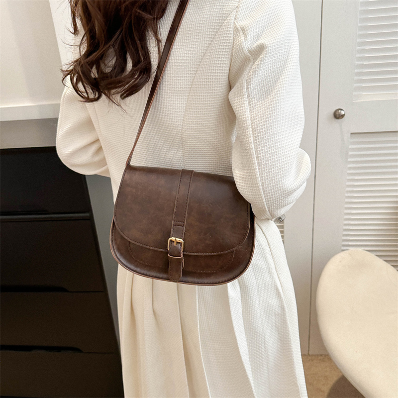Women's Pu Leather Solid Color Vintage Style Semicircle Magnetic Buckle Shoulder Bag display picture 1