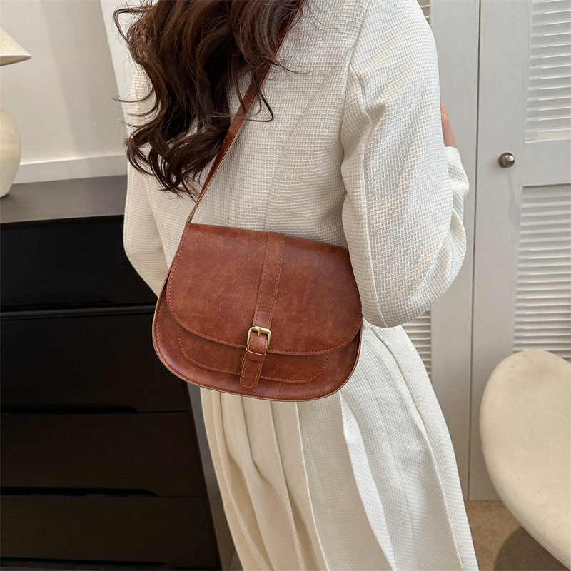 Women's Pu Leather Solid Color Vintage Style Semicircle Magnetic Buckle Shoulder Bag display picture 2