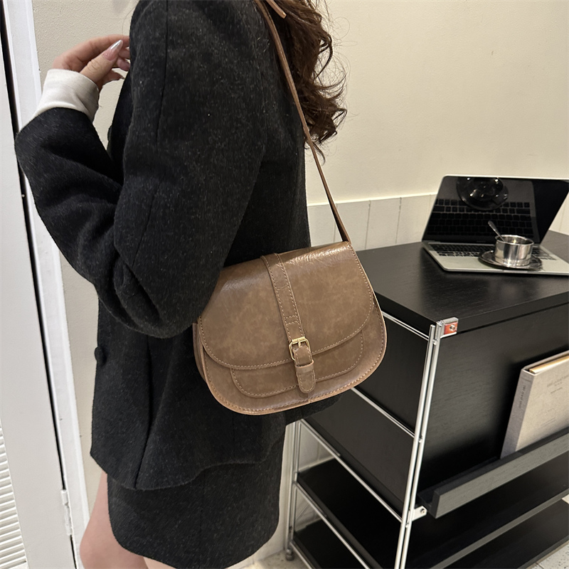 Women's Pu Leather Solid Color Vintage Style Semicircle Magnetic Buckle Shoulder Bag display picture 5