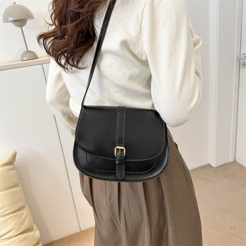 Women's Pu Leather Solid Color Vintage Style Semicircle Magnetic Buckle Shoulder Bag display picture 8