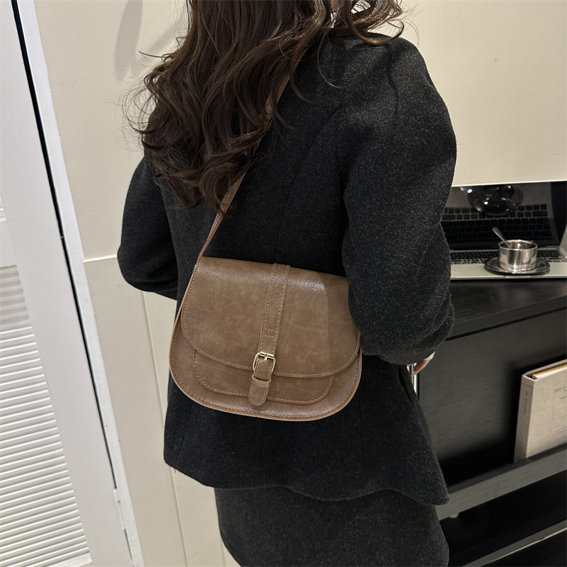 Women's Pu Leather Solid Color Vintage Style Semicircle Magnetic Buckle Shoulder Bag display picture 4