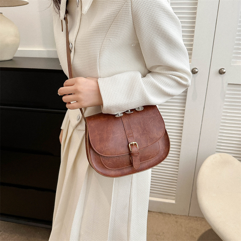 Women's Pu Leather Solid Color Vintage Style Semicircle Magnetic Buckle Shoulder Bag display picture 6