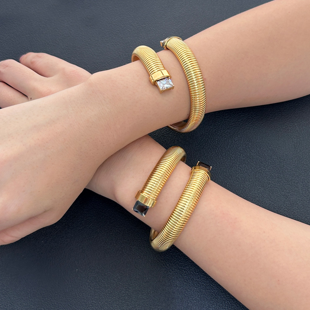 Retro Geometric 304 Stainless Steel 18K Gold Plated Zircon Bangle In Bulk display picture 4