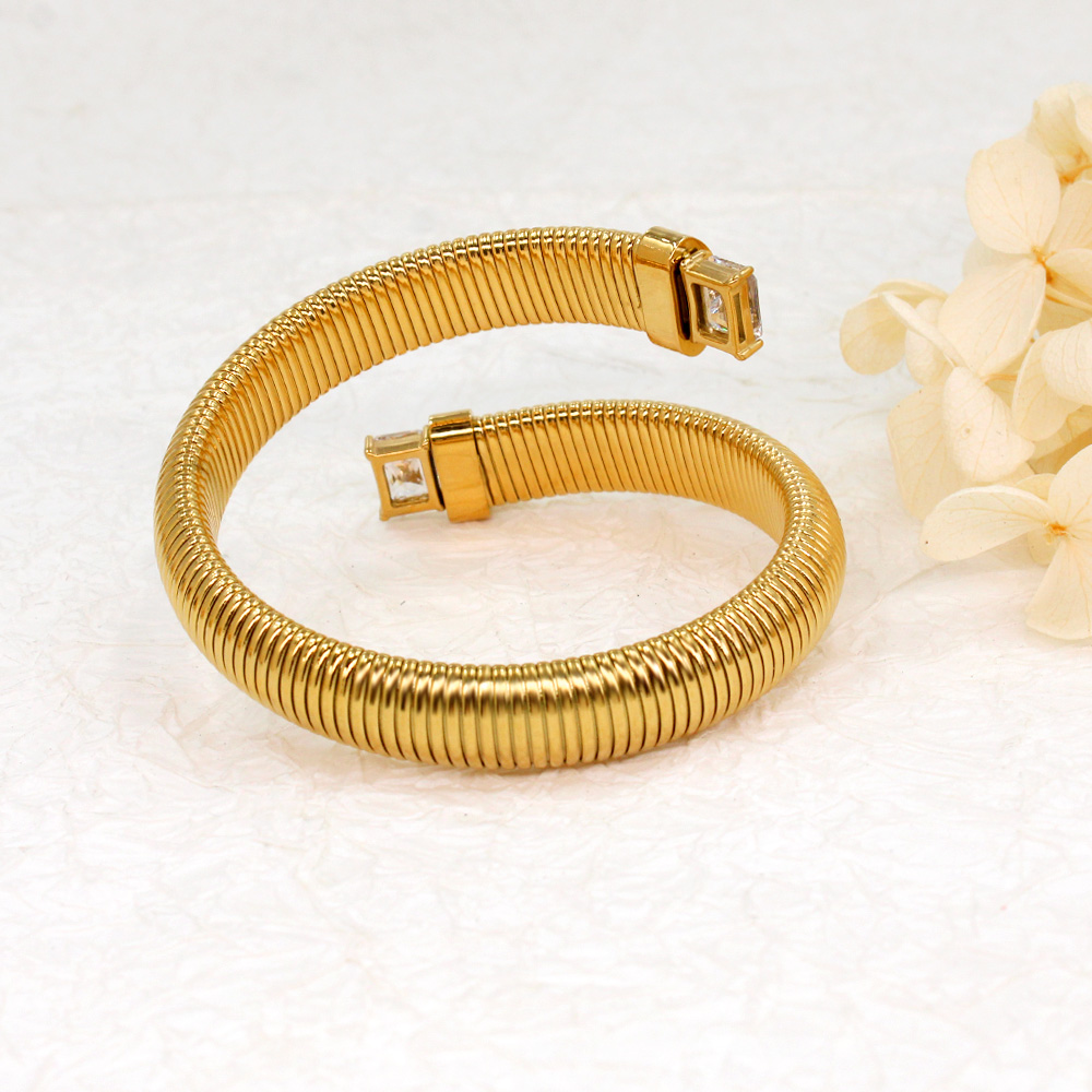 Retro Geometric 304 Stainless Steel 18K Gold Plated Zircon Bangle In Bulk display picture 9