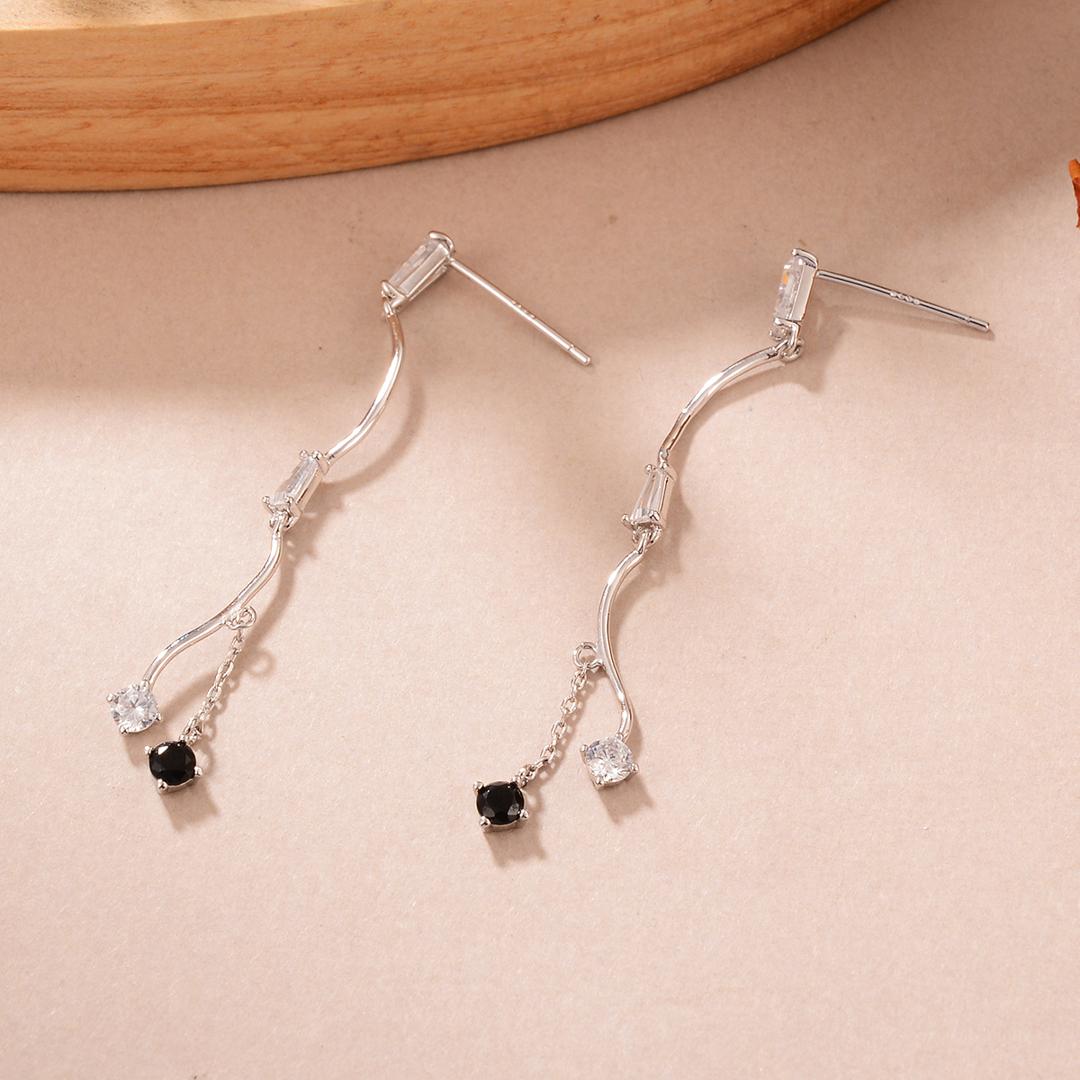 1 Pair Simple Style Curve Tassel Tassel Plating Inlay Copper Zircon White Gold Plated Drop Earrings display picture 3