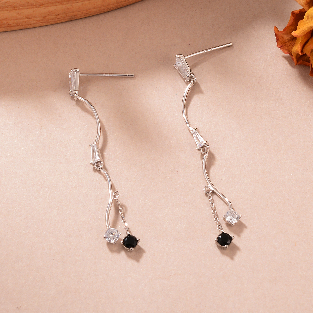 1 Pair Simple Style Curve Tassel Tassel Plating Inlay Copper Zircon White Gold Plated Drop Earrings display picture 5