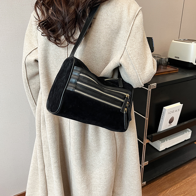 Women's Pu Leather Solid Color Classic Style Square Zipper Shoulder Bag display picture 5
