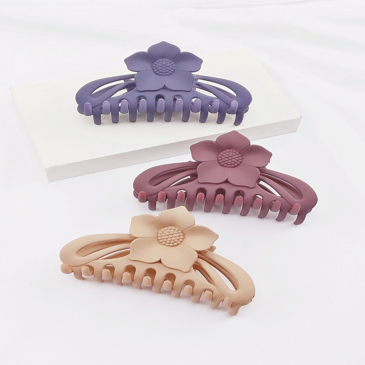 Women's Simple Style Flower Plastic Hair Claws display picture 5