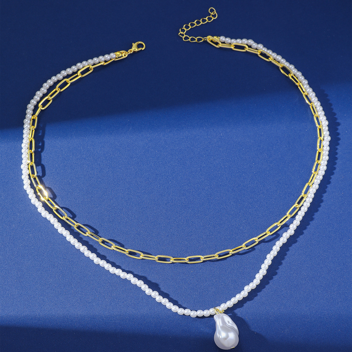 Einfacher Stil Geometrisch Einfarbig Künstliche Perle Kupfer Vergoldet Halskette Mit Anhänger In Masse display picture 5