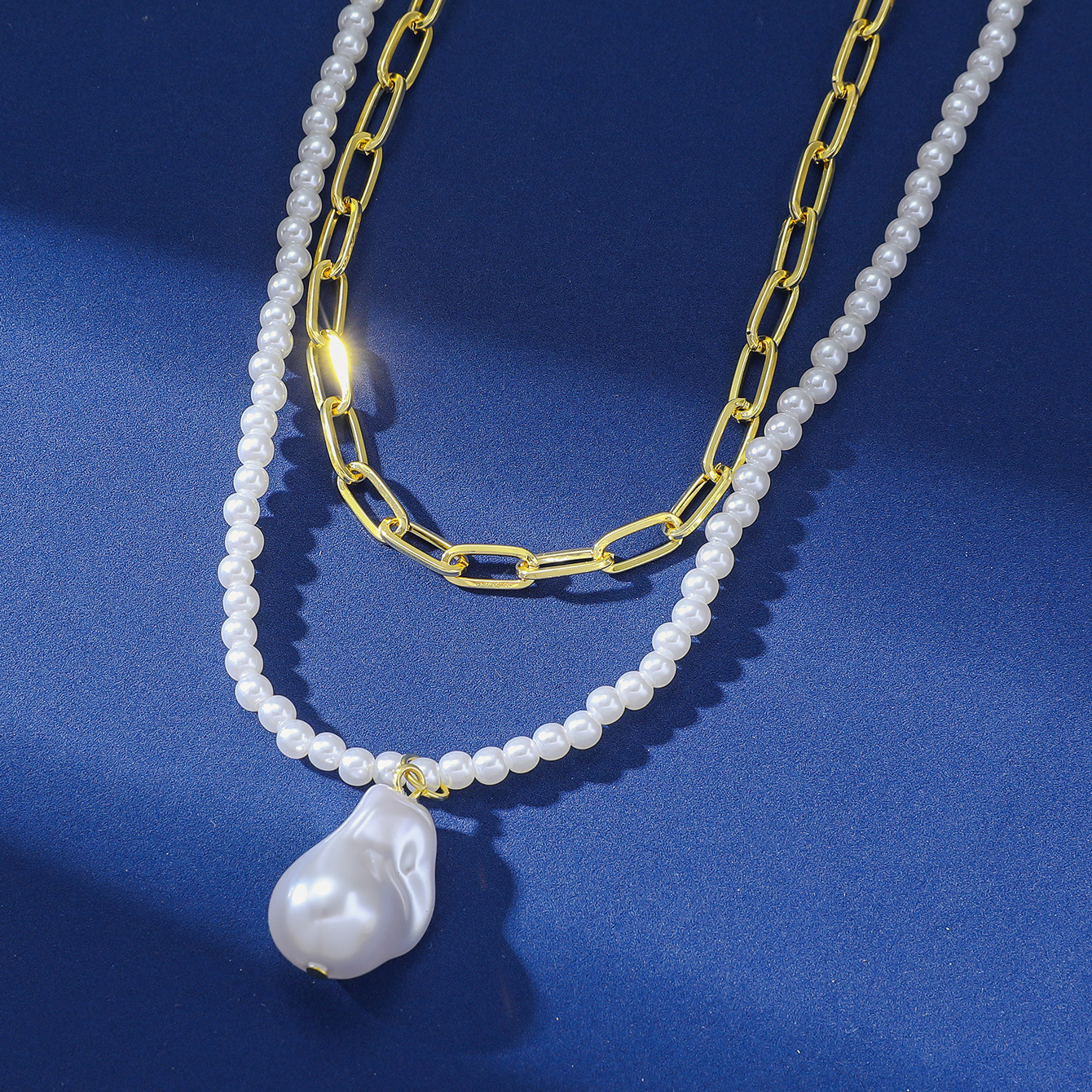 Einfacher Stil Geometrisch Einfarbig Künstliche Perle Kupfer Vergoldet Halskette Mit Anhänger In Masse display picture 2