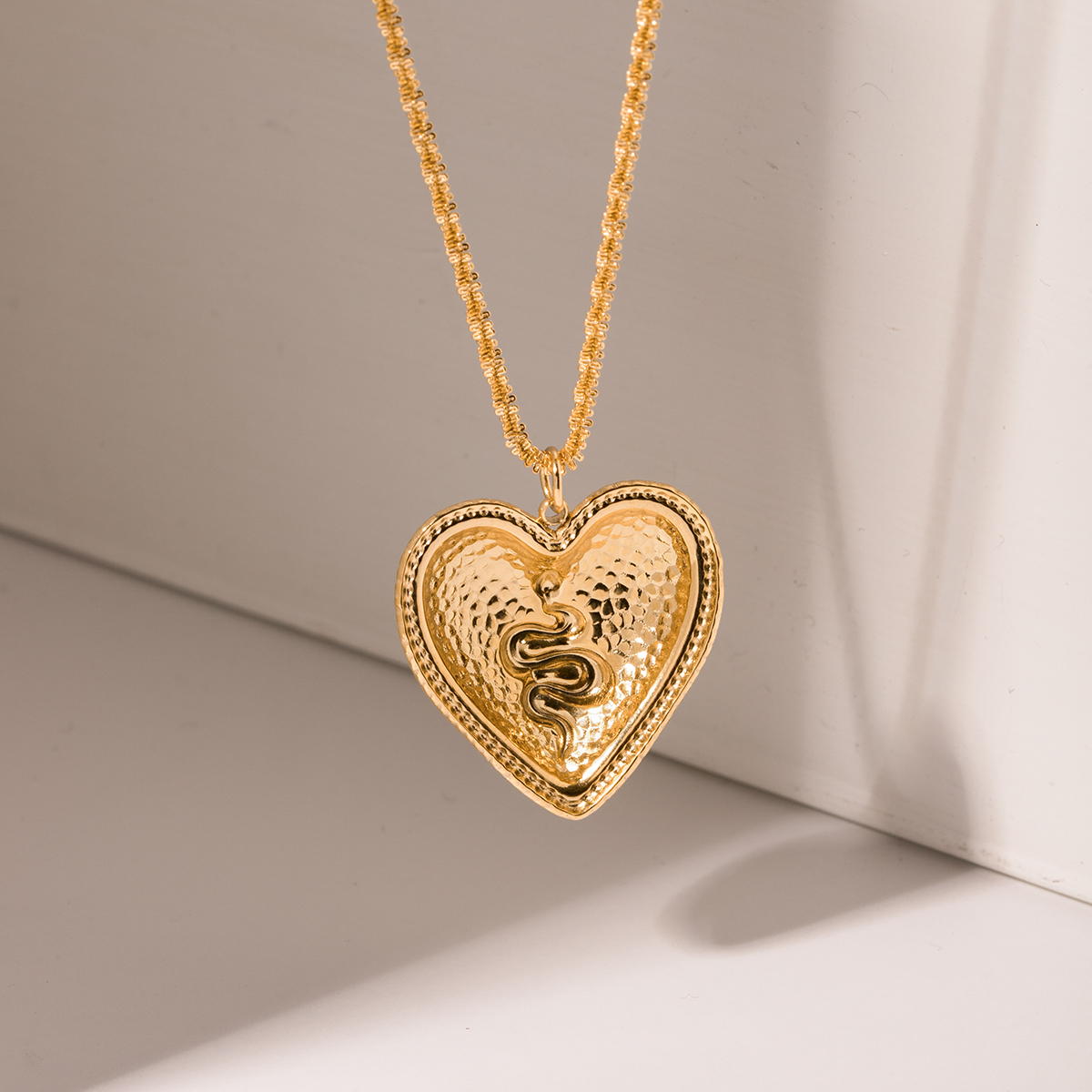 304 Stainless Steel 18K Gold Plated Retro Heart Shape Pendant Necklace display picture 6