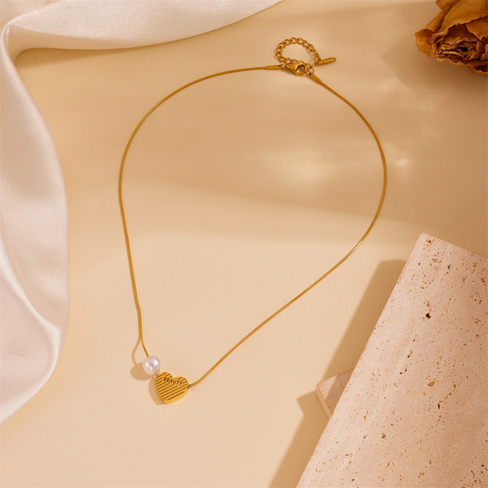 Acero Titanio Chapados en oro de 18k Elegante Enchapado Forma De Corazón Color Sólido Collar Colgante display picture 2