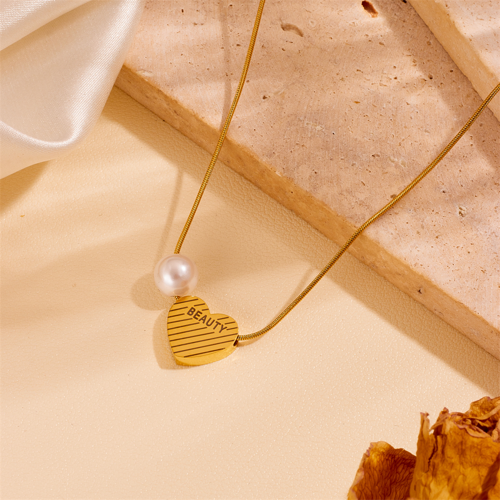 Acero Titanio Chapados en oro de 18k Elegante Enchapado Forma De Corazón Color Sólido Collar Colgante display picture 3