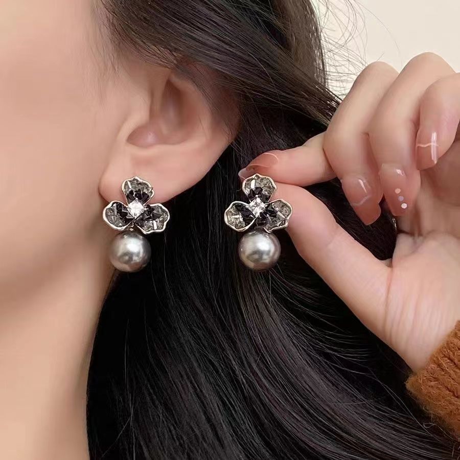 1 Paire Décontractée Style Simple Fleur Placage Incruster Alliage Strass Zircon Plaqué Argent Boucles D'oreilles display picture 1