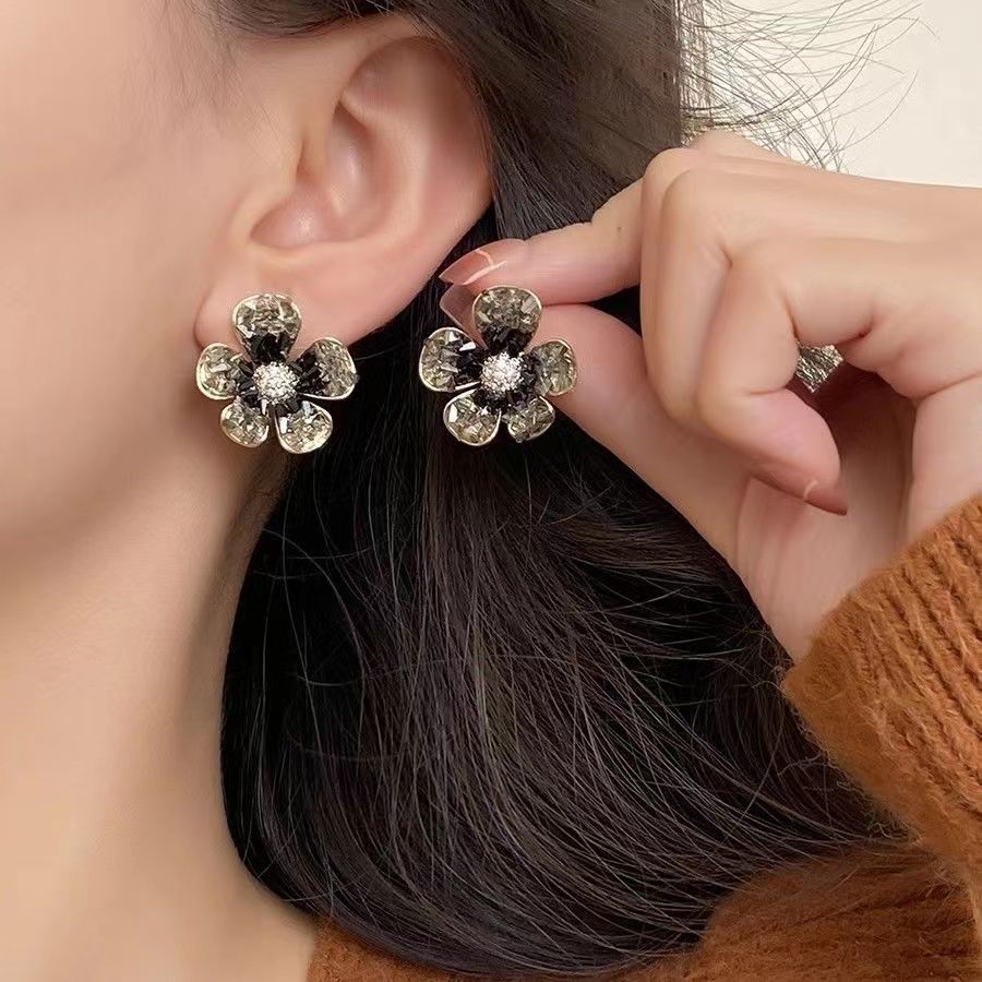 1 Pair Simple Style Shiny Flower Asymmetrical Flowers Alloy Artificial Crystal Rhinestones Ear Studs display picture 1