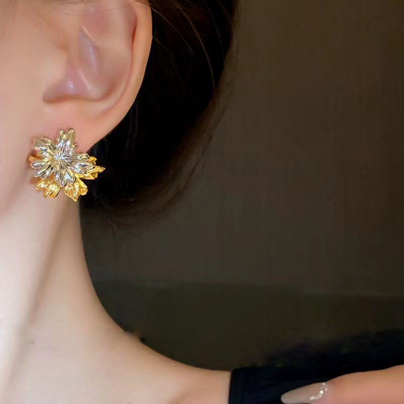 1 Pair Elegant Flower Alloy Gold Plated Silver Plated Ear Studs display picture 2