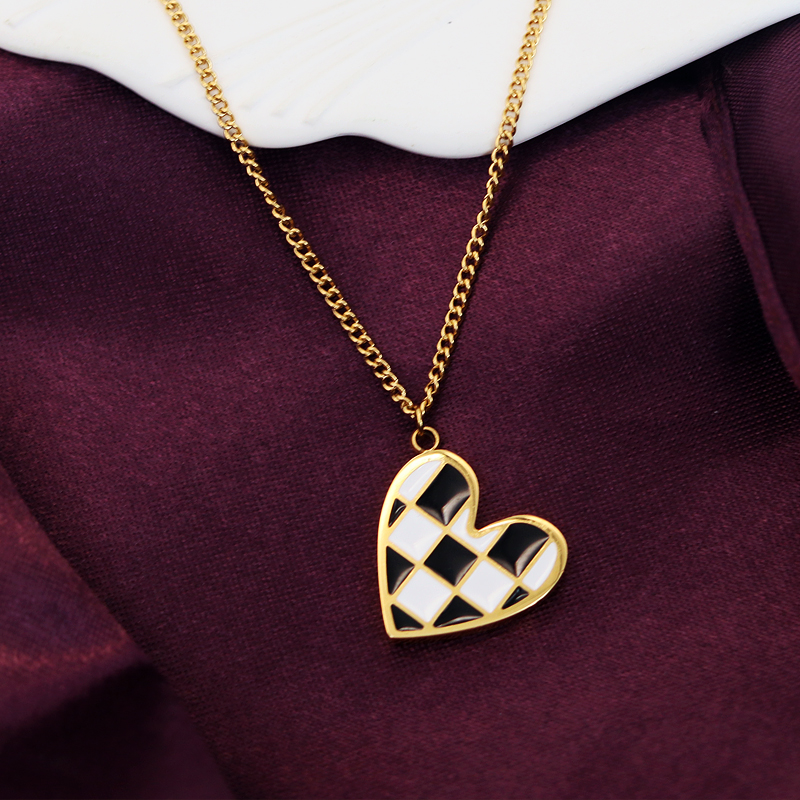 304 Stainless Steel 18K Gold Plated Casual Simple Style Enamel Plating Heart Shape Checkered Pendant Necklace display picture 2