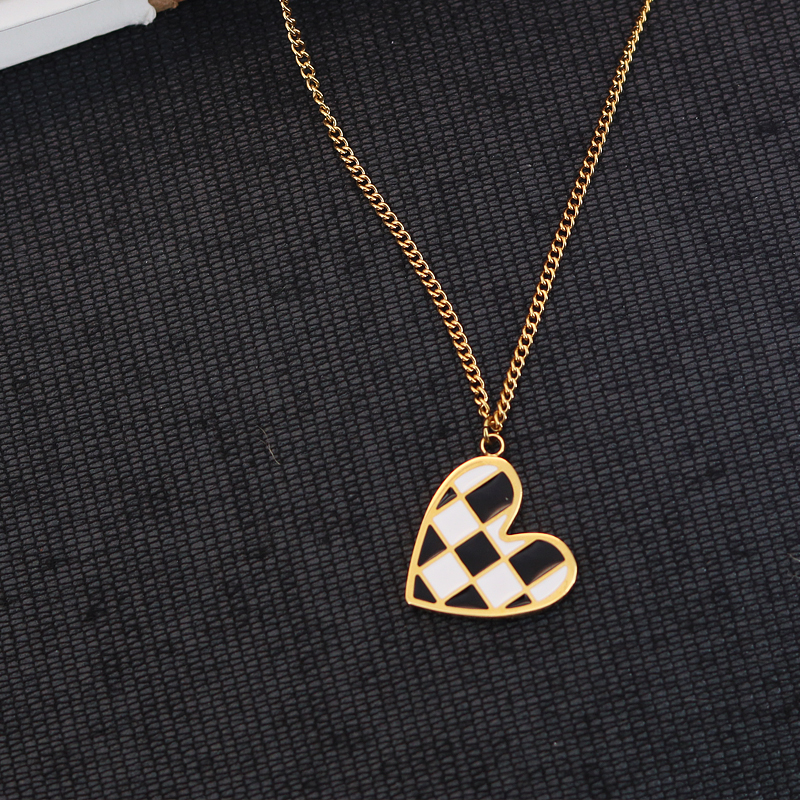 304 Stainless Steel 18K Gold Plated Casual Simple Style Enamel Plating Heart Shape Checkered Pendant Necklace display picture 3