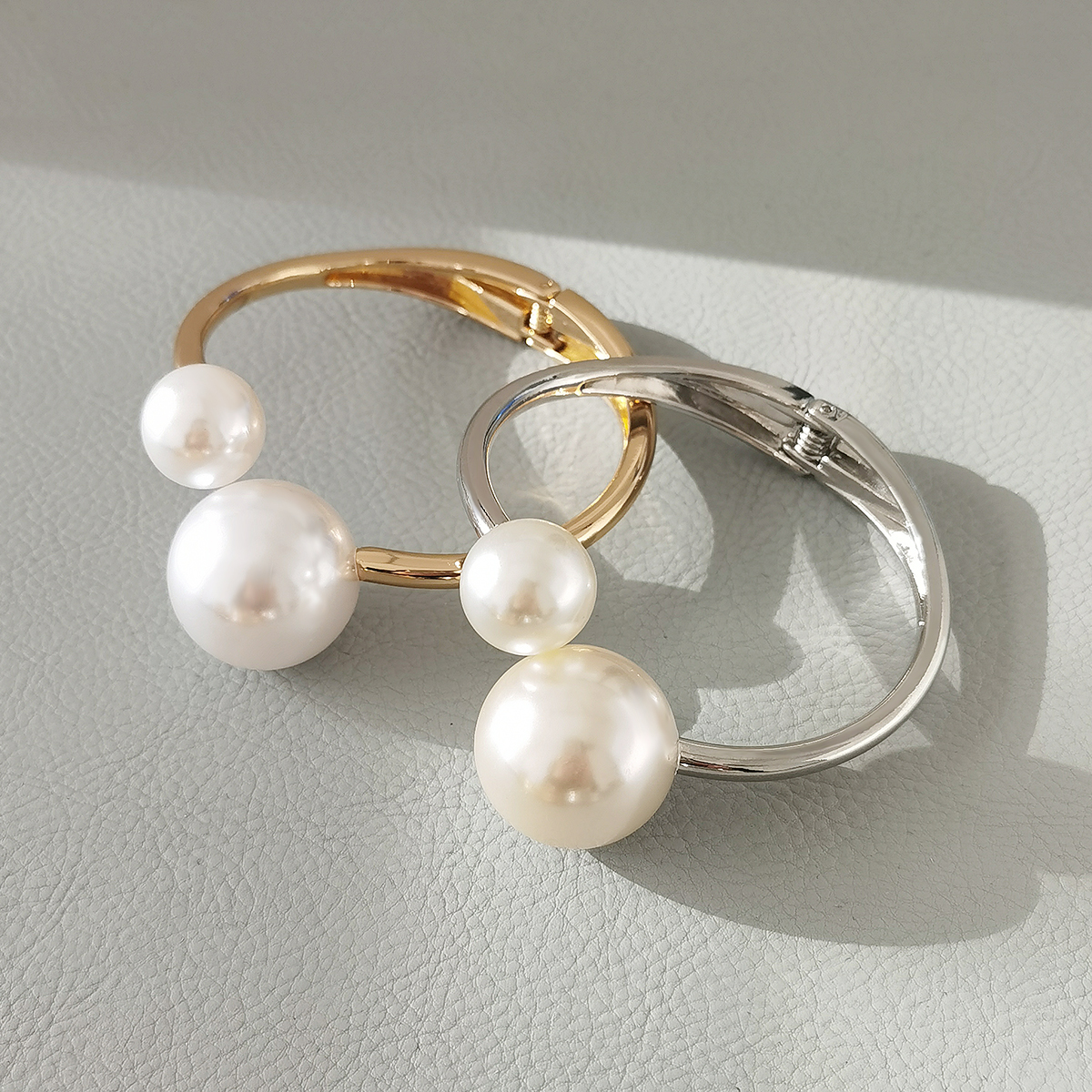 Modern Style Simple Style Round Alloy Inlay Artificial Pearls Women's Bangle display picture 4