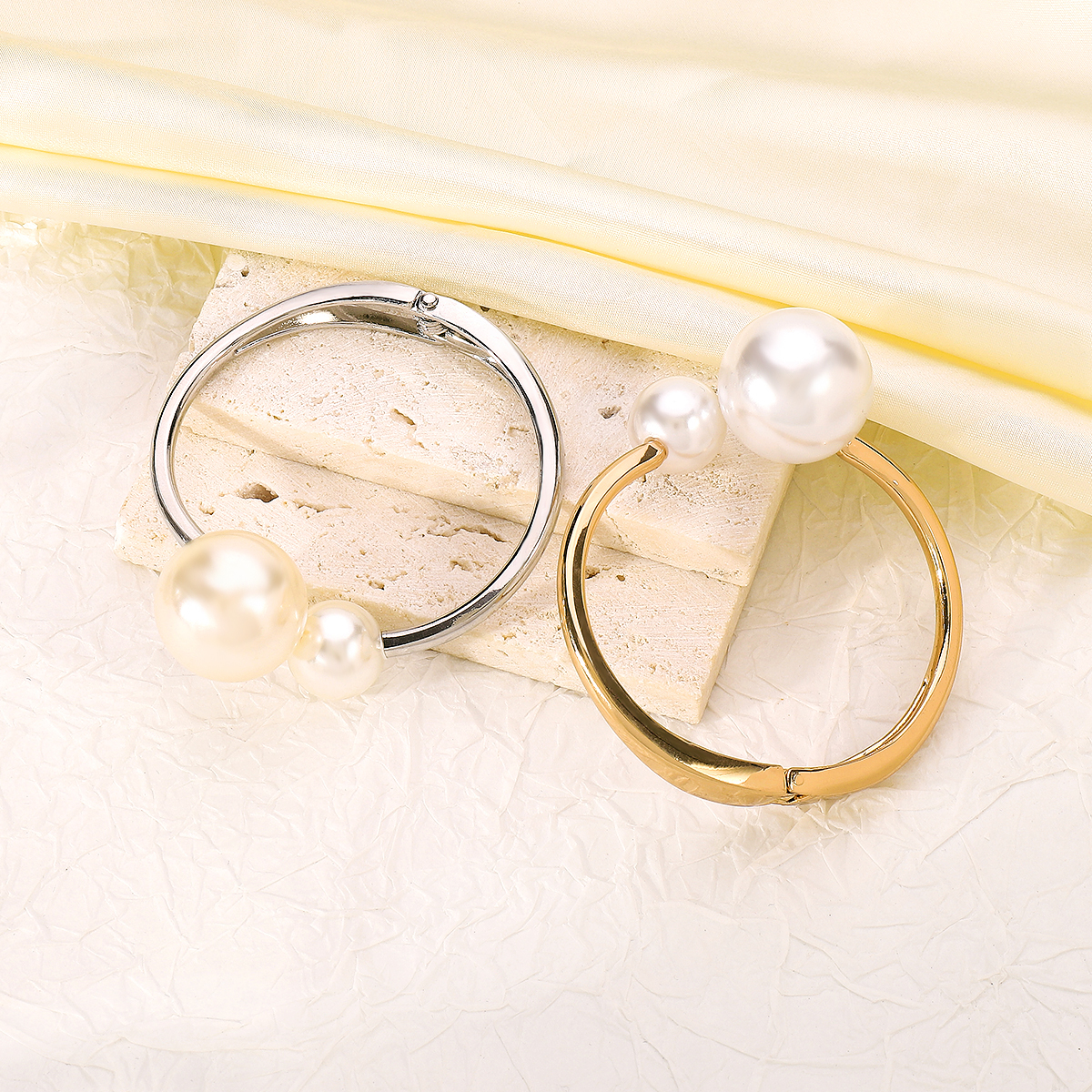 Moderner Stil Einfacher Stil Runden Legierung Inlay Künstliche Perlen Frau Armreif display picture 5