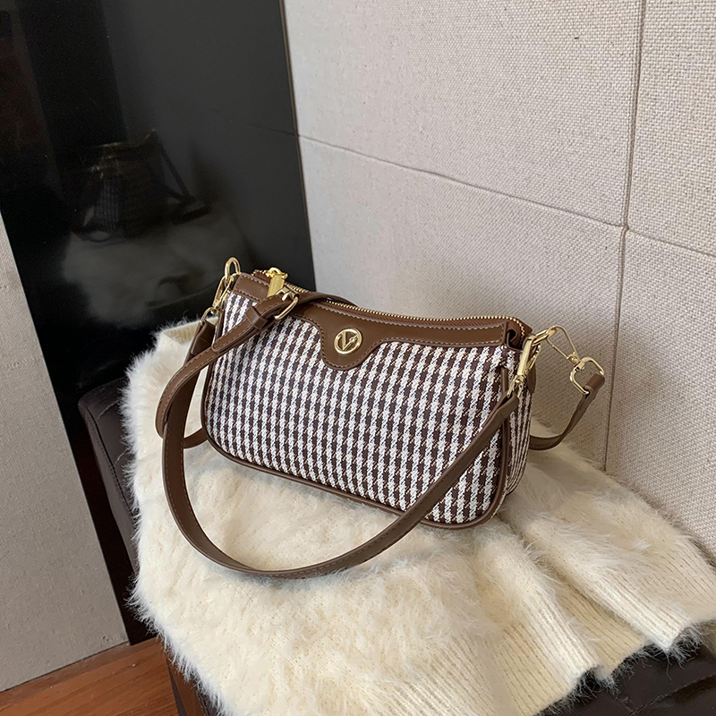 Femmes Faux Cuir Impression Style Vintage Carré Fermeture Éclair Sac D'épaule Sac Carré Sac Sous Les Bras display picture 2