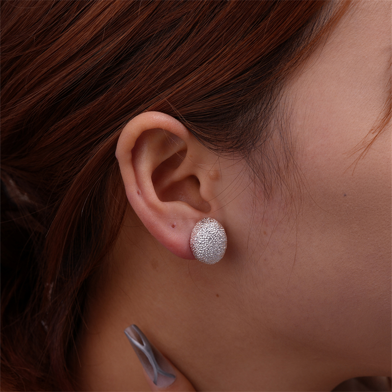 1 Pair Simple Style Moon Oval Plating Three-dimensional Copper Gold Plated Ear Studs display picture 10