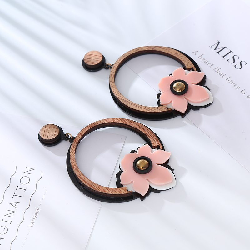 1 Pair Elegant Vacation Flower Hollow Out Wood Resin Drop Earrings display picture 3