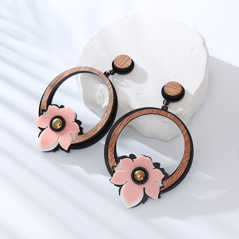 1 Pair Elegant Vacation Flower Hollow Out Wood Resin Drop Earrings display picture 4