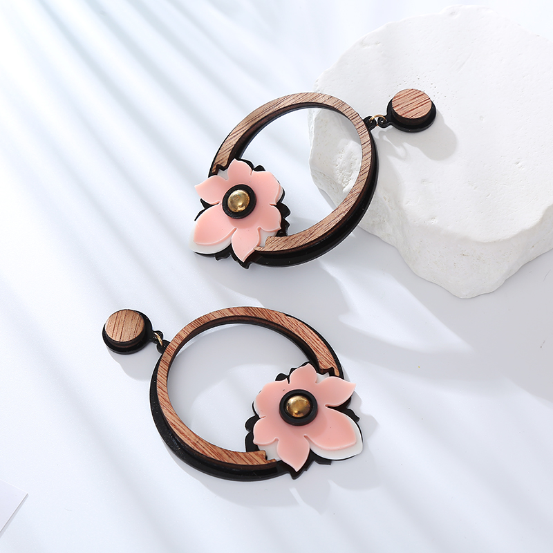 1 Pair Elegant Vacation Flower Hollow Out Wood Resin Drop Earrings display picture 5