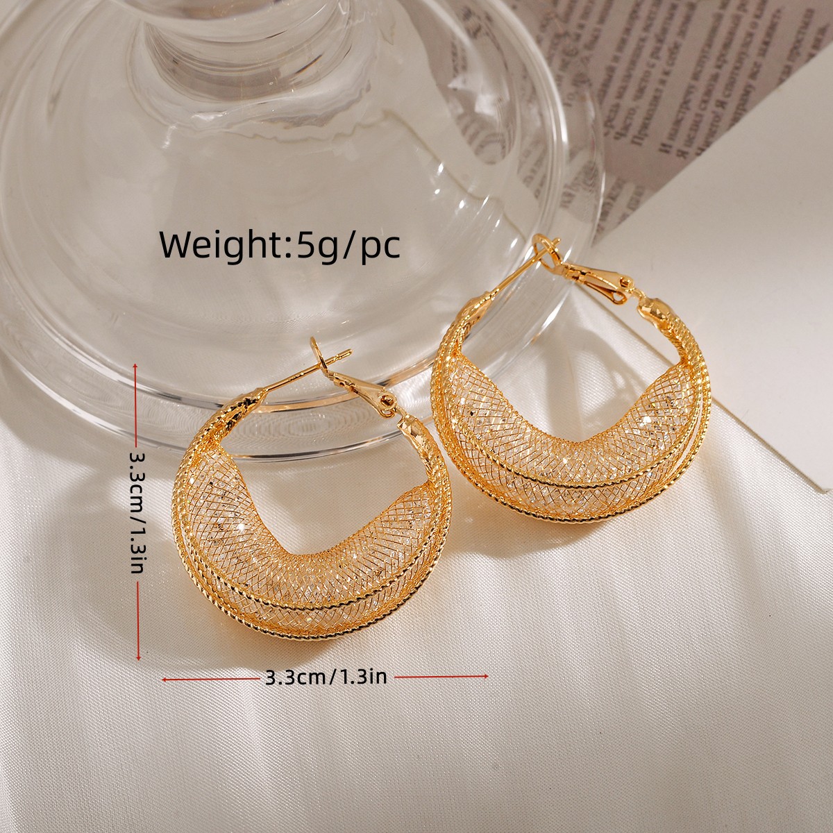 1 Pair Elegant Geometric Solid Color Plating Mesh Hollow Out Copper Hoop Earrings display picture 1