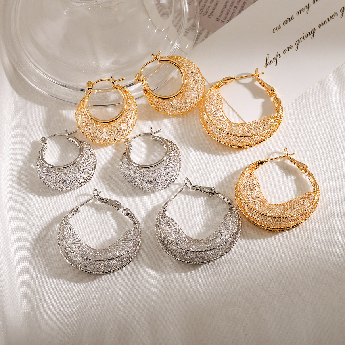 1 Pair Elegant Geometric Solid Color Plating Mesh Hollow Out Copper Hoop Earrings display picture 7