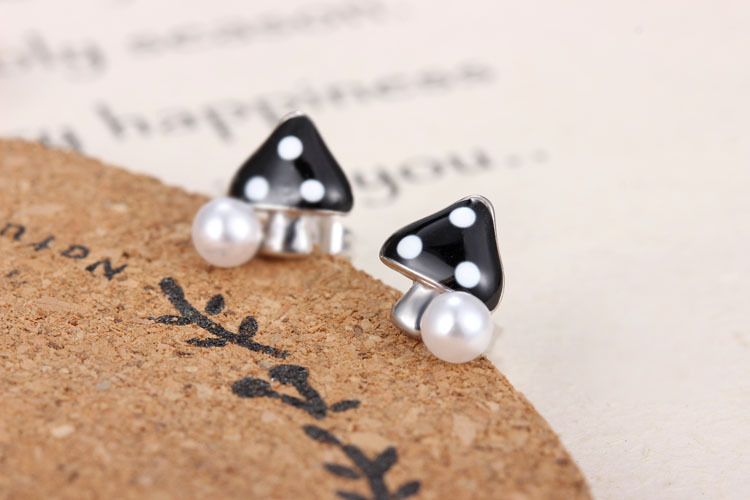 1 Pair Simple Style Commute Mushroom Inlay Copper Pearl Ear Studs display picture 1