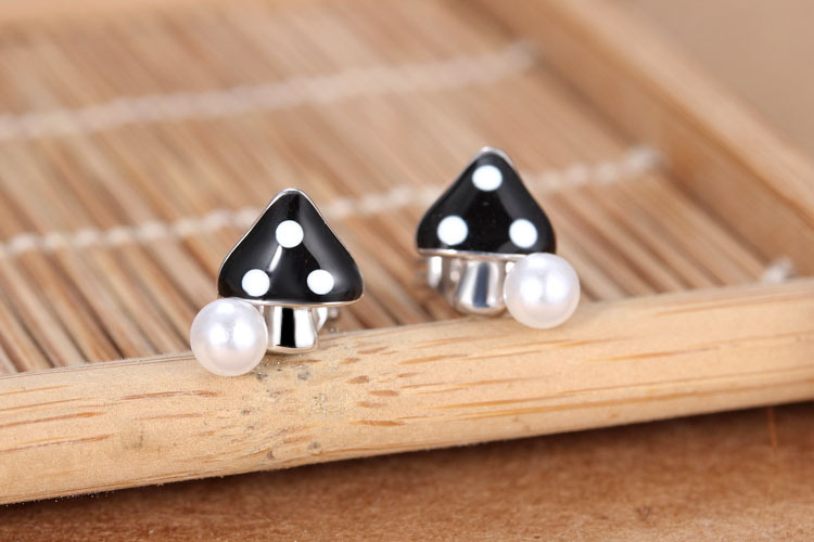 1 Pair Simple Style Commute Mushroom Inlay Copper Pearl Ear Studs display picture 5