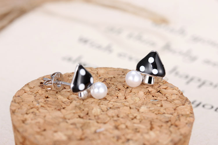 1 Pair Simple Style Commute Mushroom Inlay Copper Pearl Ear Studs display picture 7