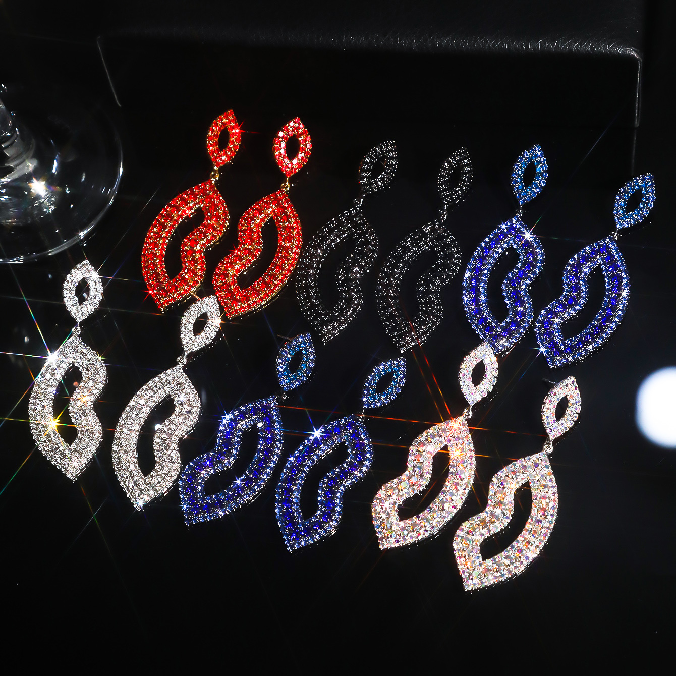 1 Pair Elegant Luxurious Solid Color Inlay Alloy Rhinestones Drop Earrings display picture 1