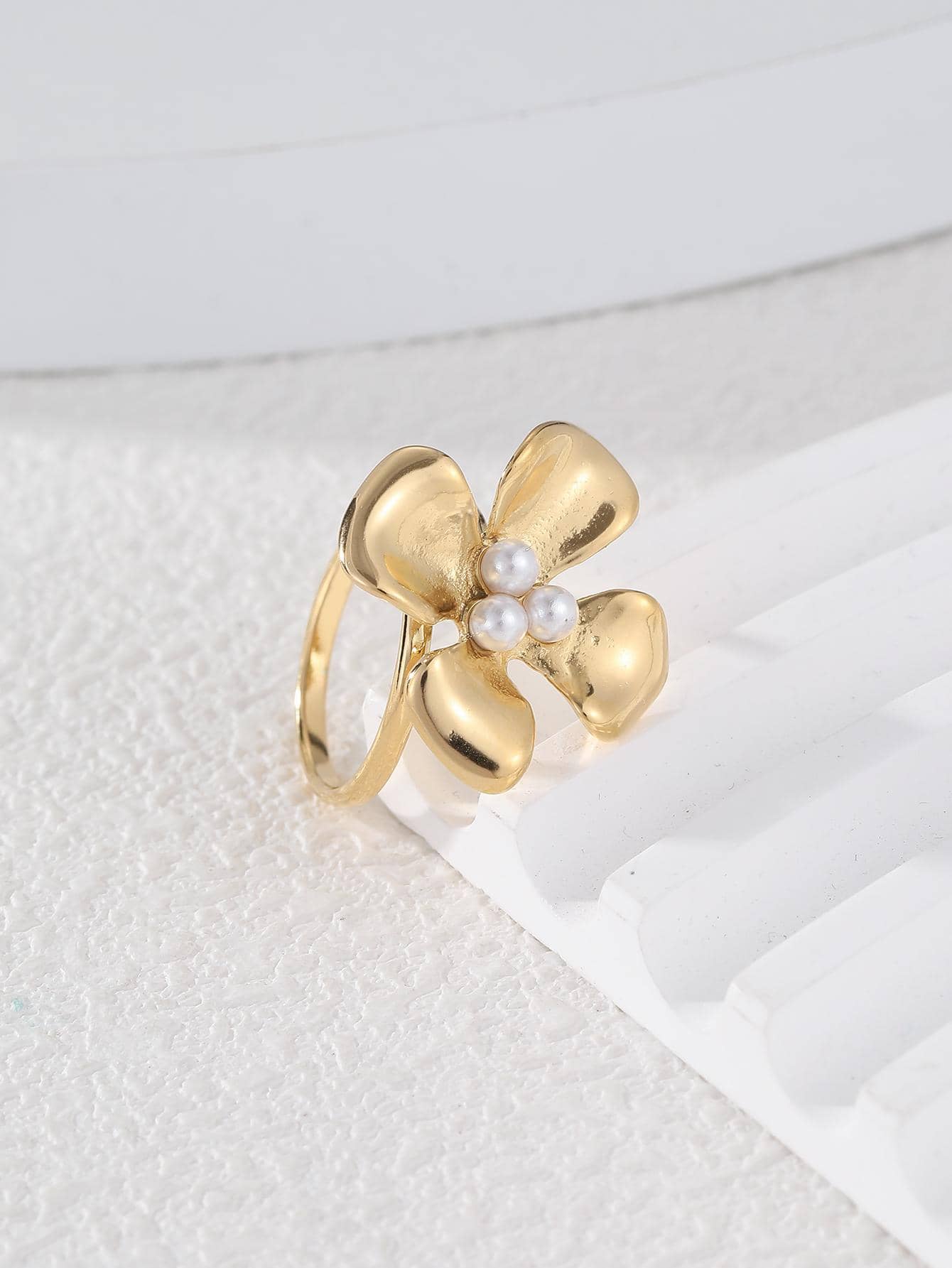 Edelstahl 304 14 Karat Vergoldet Dame Römischer Stil Inlay Blume Perle Offener Ring display picture 9